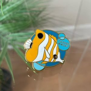 Disney dapper day kissy fish enamel pin copperband butterflyfish finding Nemo